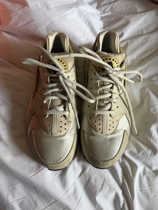 Nike Shoes - Nike Air Huaraches women’s 7.5